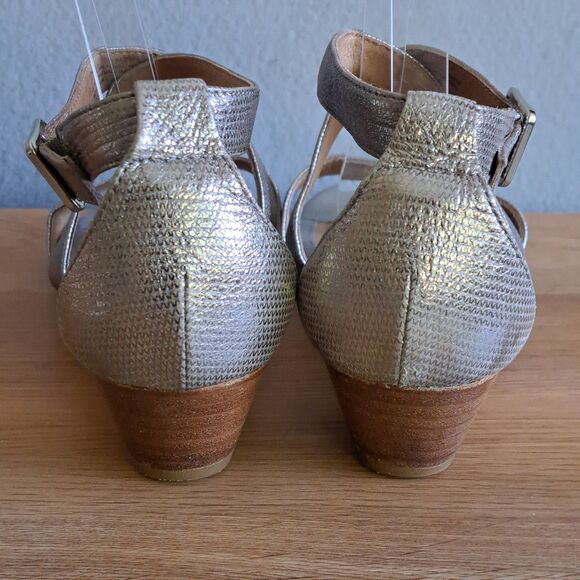 Sofft Women’s 41 EU 9.5 Metallic Silver Leather Strappy Open Toe Buckle Sandals - Picture 3 of 13